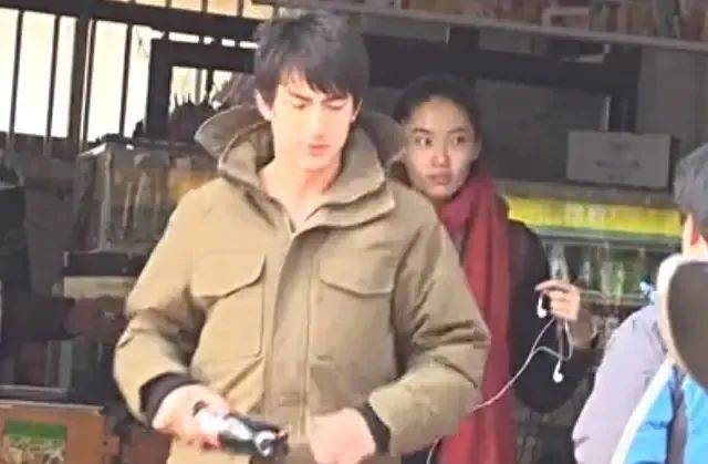 14年和蒋梦婕一起吃饭,林更新举起手机为两人合照,蒋梦婕还握住了