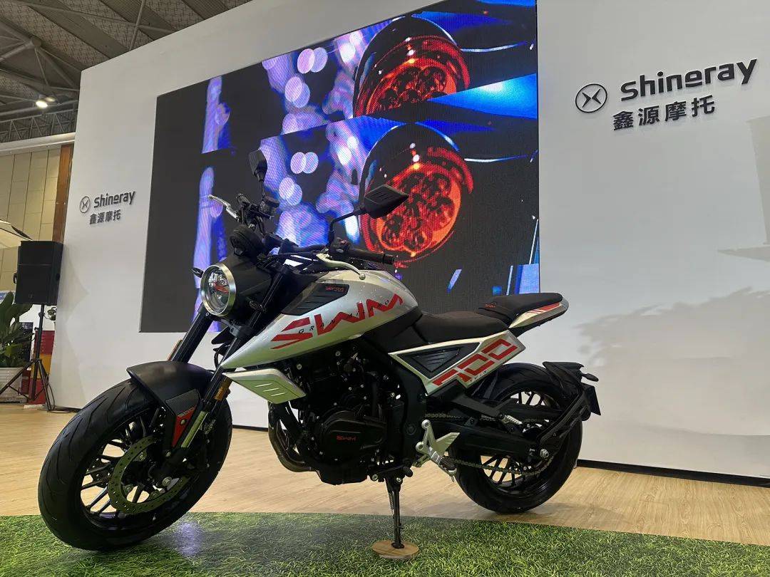 现场展车还是海外的swm标,国内替换为鑫源标.