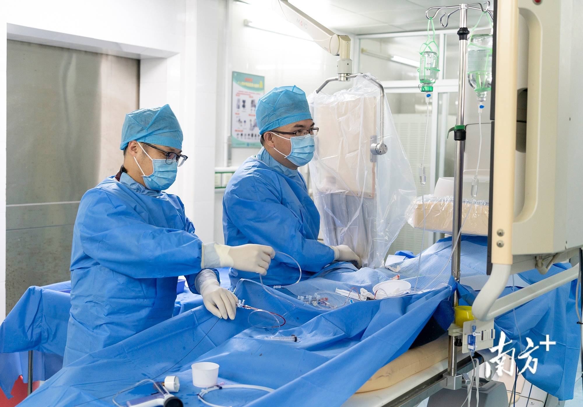 紧接着,胸痛中心团队又迅速为刘阿姨实施急诊冠脉造影检查,精准定位到