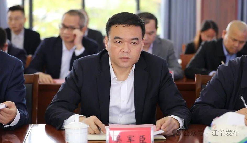 随后,在现场所有人的见证下,县委副书记,县长吴军臣