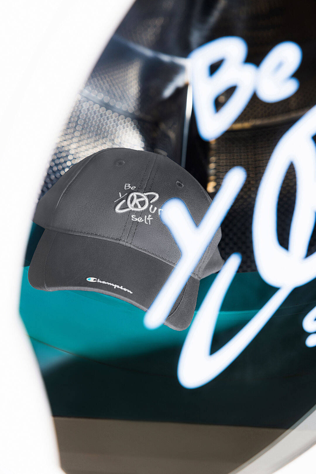   左滑查看更多champion x karry wang 联名系列champion王俊凯以「be