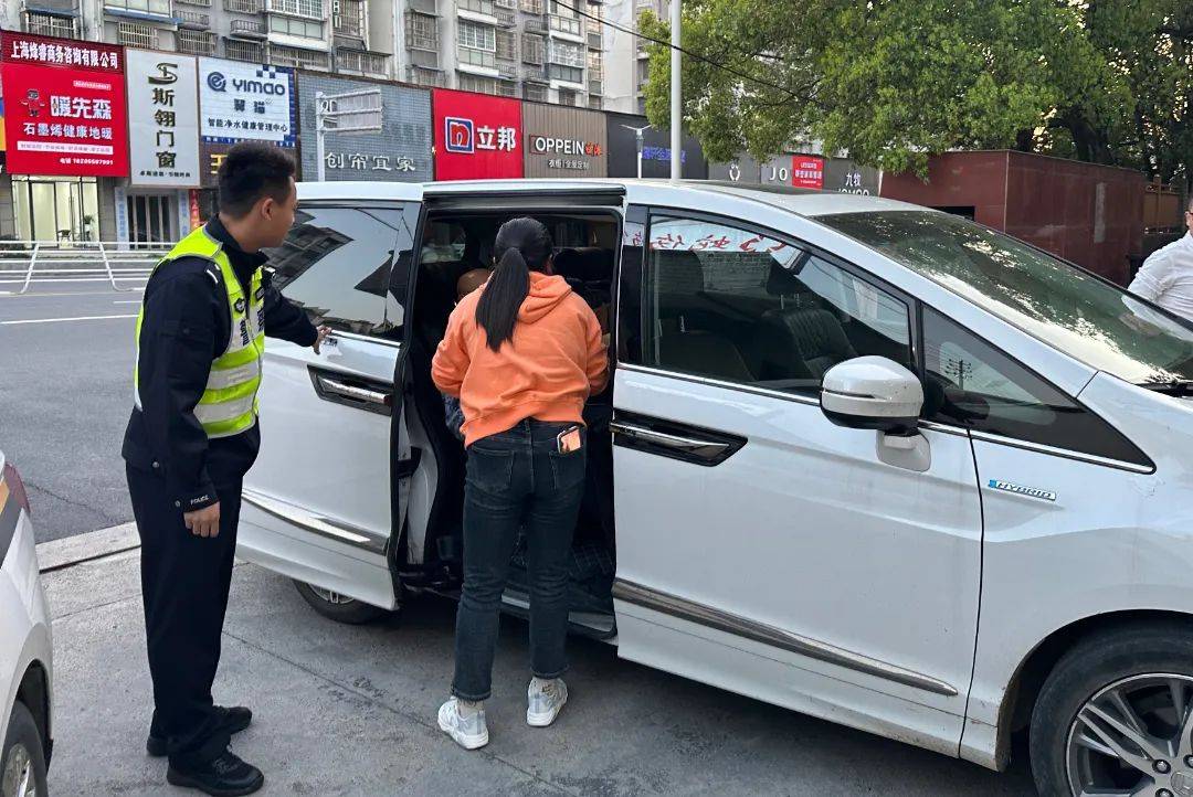 祁门公安警笛鸣响警灯闪烁警车开道