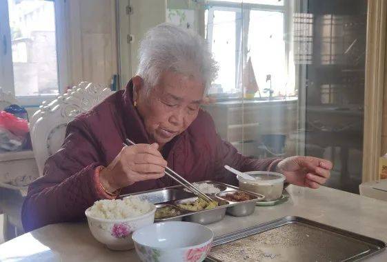 上午9:30,在康乐年华新坝养护院的"中央厨房"内,厨师李立君正干劲十足