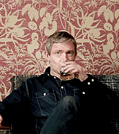 中看到,身价过百亿,千亿的总裁安静地坐在皮革扶手椅上,一手拿着雪茄