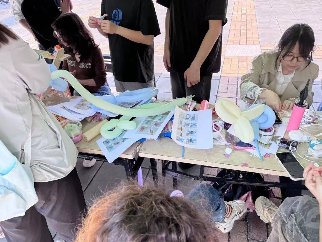 然后利用长条气球制作各种各样的与春日造型,抒发自己对于春日的美好