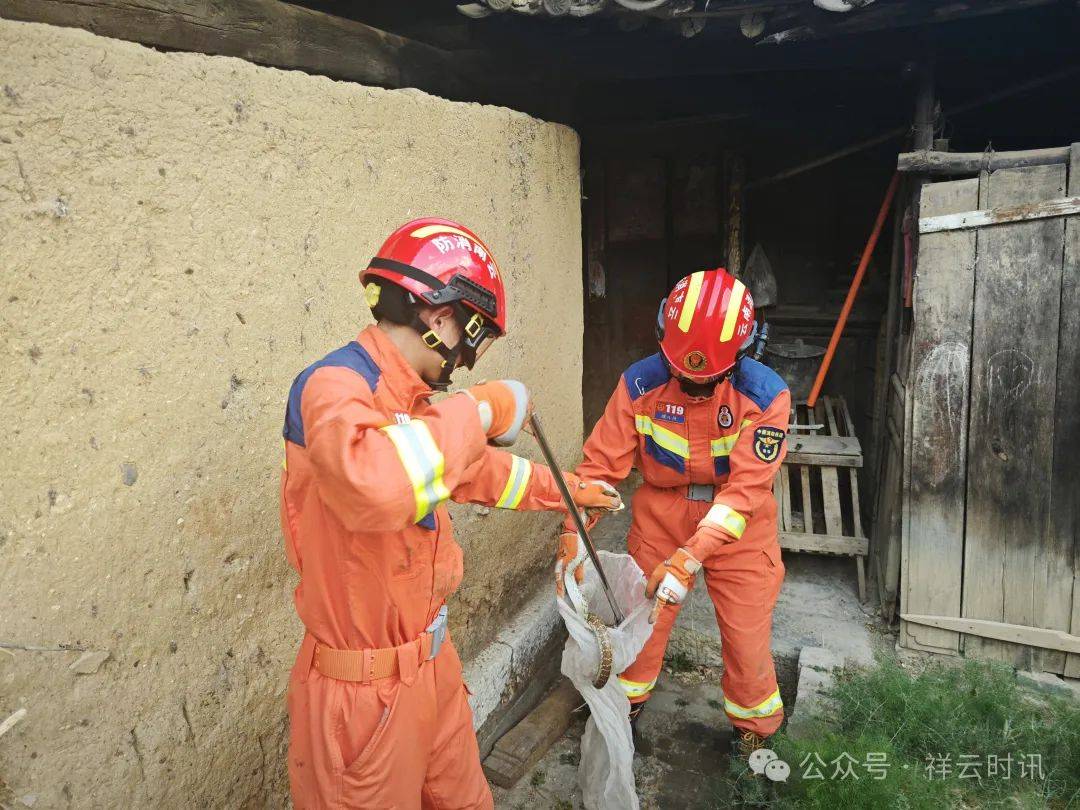 消防救援人员到达现场后,在报警人的指引下,在院子