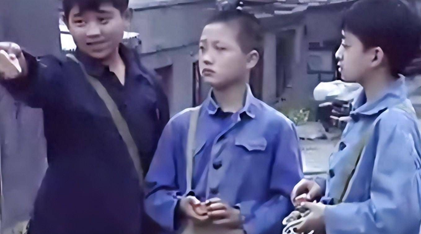 他是家喻户晓的童星,败光了千万家产,后精神分裂靠捡垃圾为生_李传