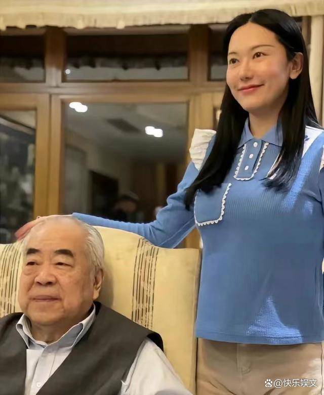 女方并非超模徐萌,但颜值不输女明星_杨振宁_翁帆_老婆