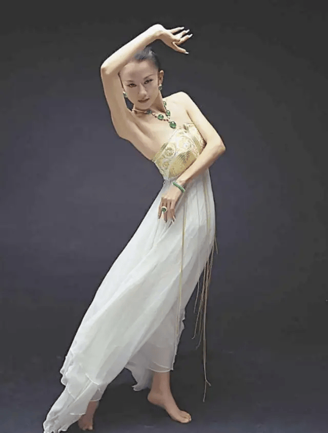 杨丽萍仙气全无指甲也剪了常年吃花瓣水如今65岁拄拐杖出行