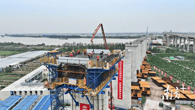 4月10日,深江铁路广中江特大桥跨s269省道连续梁0号块完成浇筑,这是深