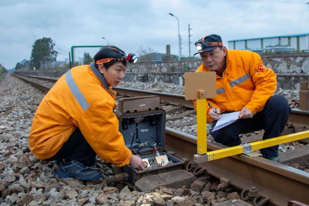 在本次焦柳线集中修中,共安排有成段更换轨枕,道岔清筛,正线基床封闭