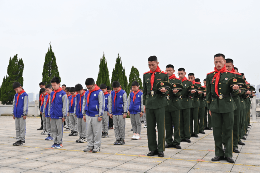 少年军校服装图片