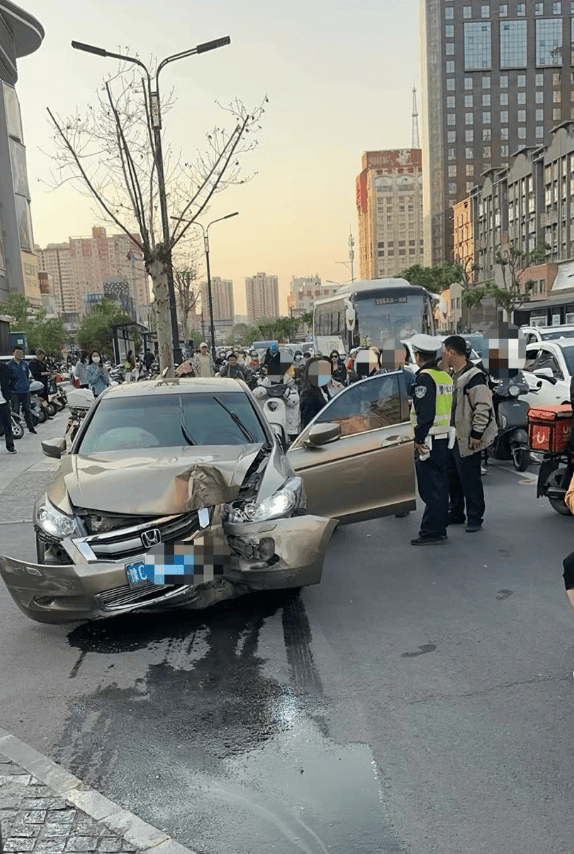 洛阳警方通报西工区车撞人刑案目击者车辆疑似碾压受害者反复撞击路边