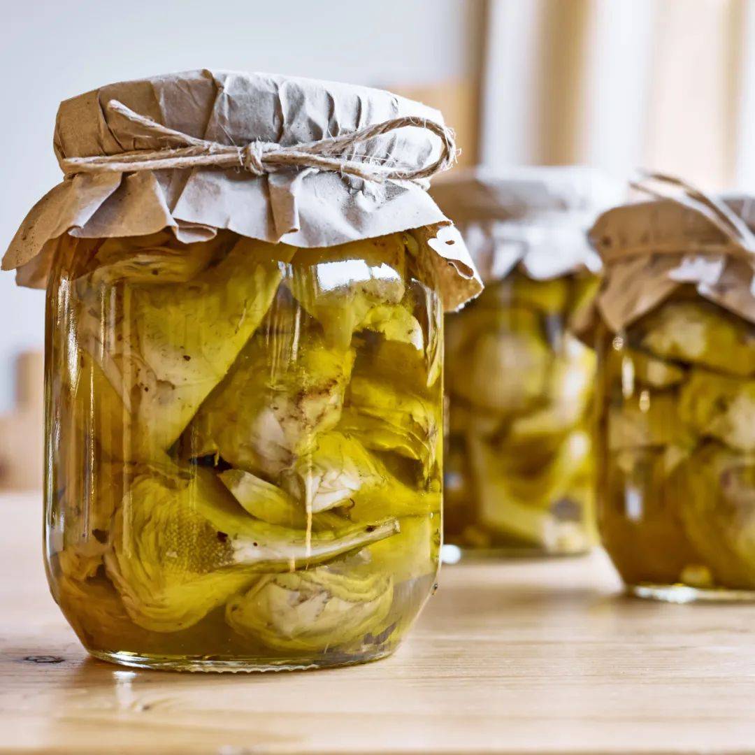 用来制作三明治,前菜沙拉等爽口菜肴;而油浸洋蓟罐头的质地比较润滑