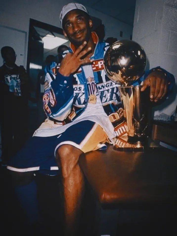 但他绝对算得上一位传奇人物,他的故事和上述那些超级巨星有着紧密的