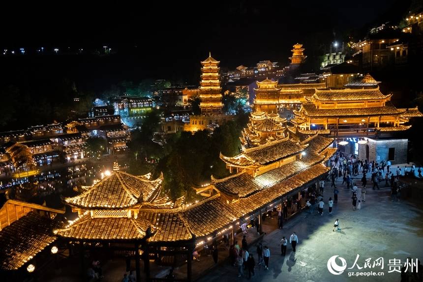 兴义4月12日电 (记者涂敏) 4月11日,夜幕下的贵州省黔西南州峰林布依