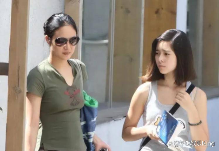 姜文携娇妻周韵外出聚会两儿子罕见露面一家四口模样太相似了