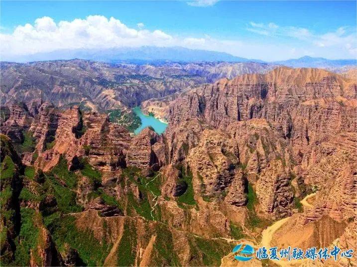 乘船,前往炳灵寺石窟—炳灵丹霞—大寺沟丹霞隘谷—太极湖湿地公园