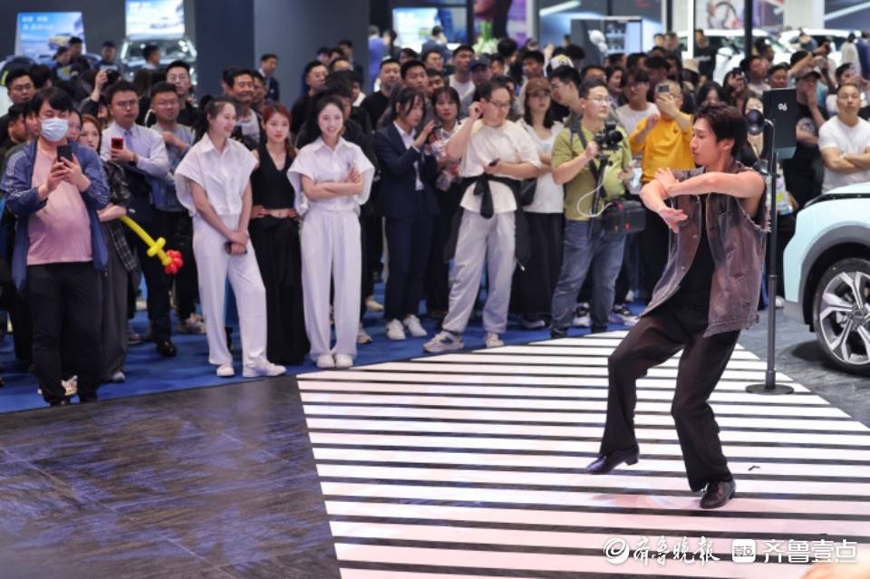 齐鲁国际车展劲歌热舞轮番登场,俊男靓女热辣养眼_搜狐汽车_搜狐网