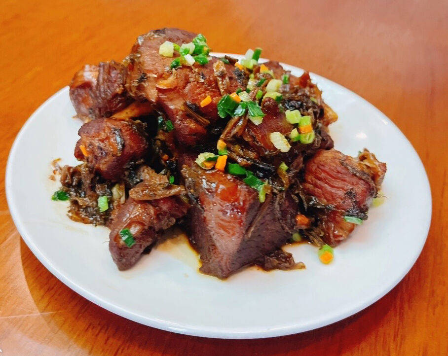 鹌鹑蛋20g,韭芽50g,鸡蛋70g,五花肉50g,春笋40g,大尖椒20g,黑木耳10g