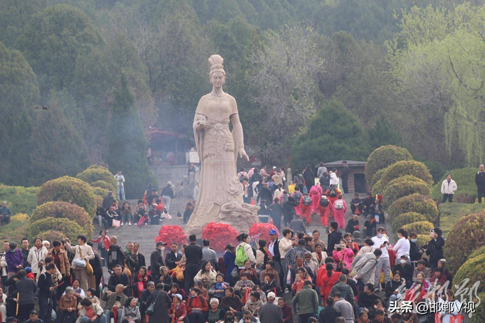 一年一度的娲皇宫庙会在涉县娲皇宫景区举行,庙会首日就吸引近万名