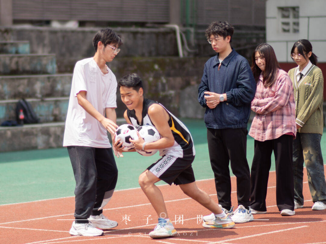 个人的微光聚成集体的光芒集体的光芒映衬个人的闪光凝聚一处的力量