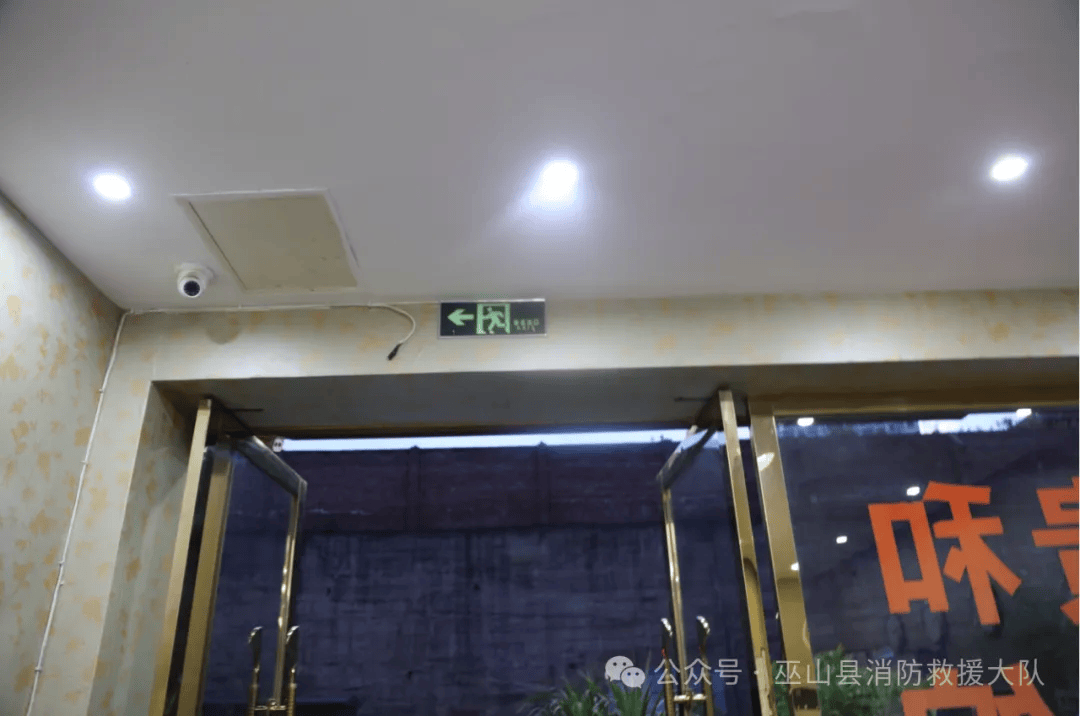 栋巫山县贵和商务宾馆1,房间外窗违规设置影响逃生及灭火救援的防盗网