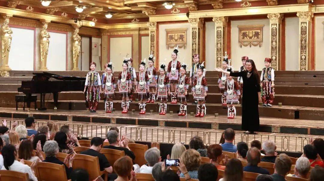 2019年7月,带领合唱团参加维也纳第十届世界和平音乐节获得银奖及最具