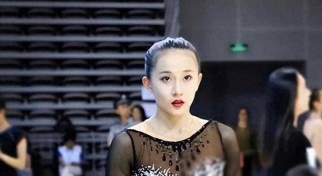 孙杨妻子张豆豆因性感照走红胸部发育太好退役颜值不输明