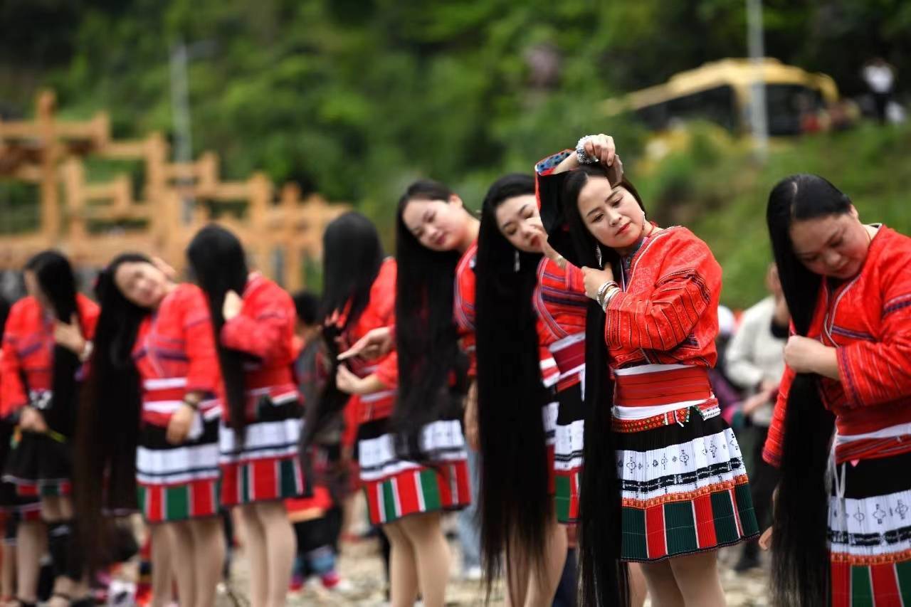 长发(央广网发 韦吉阳 摄)据了解,黄洛瑶寨是龙脊十三寨中的瑶族村寨