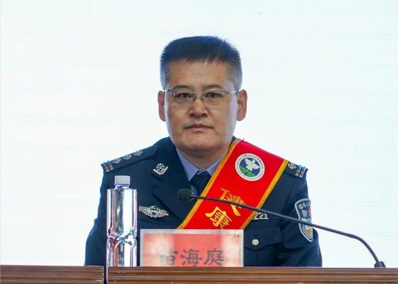 公安部党风政风警风监督员,全国禁毒工作先进个人,内蒙古禁毒首席形象