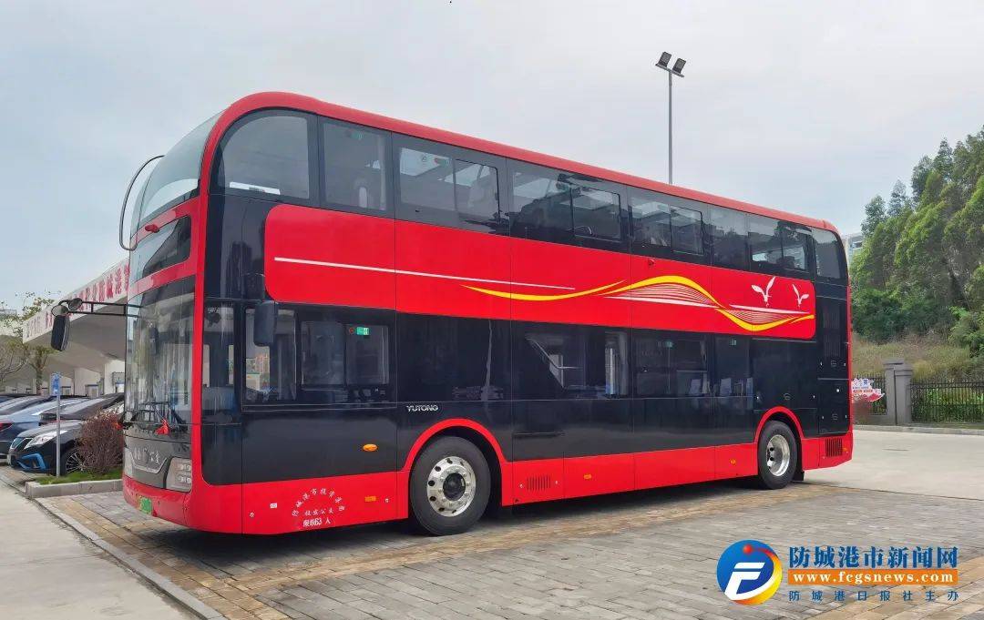 记者看到,这两辆观光巴士车型外观线条圆滑灵动,车灯造型及灯光充满
