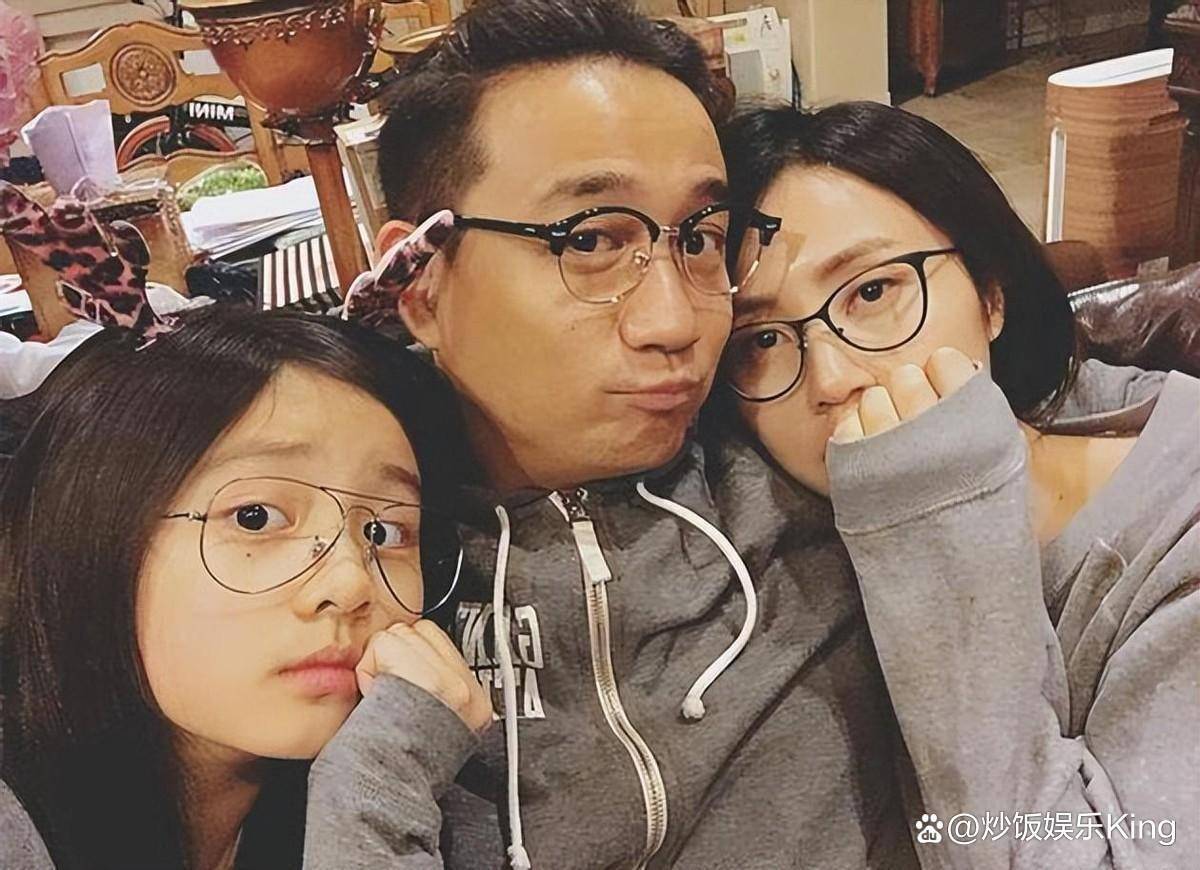 黄磊一家五口坐经济舱飞机遭网友刁难吐槽明星其实也是普通人