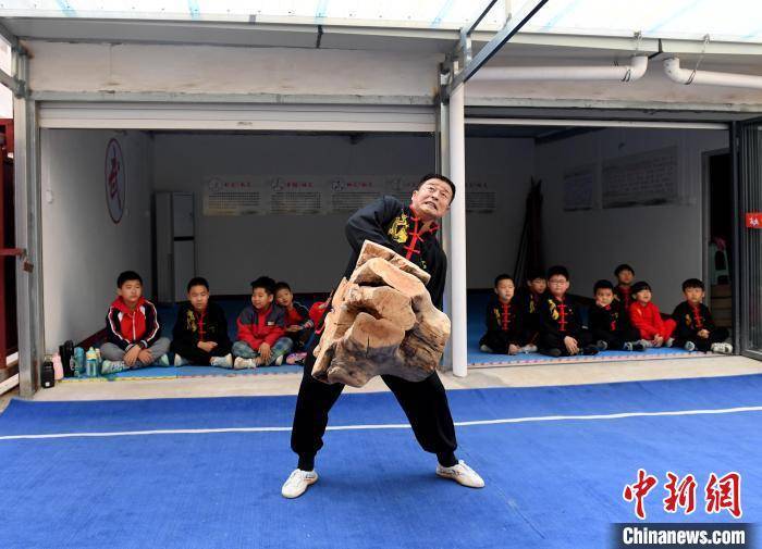 河北武强一武术爱好者力量训练有绝活_苏小立_正在进行_武强县