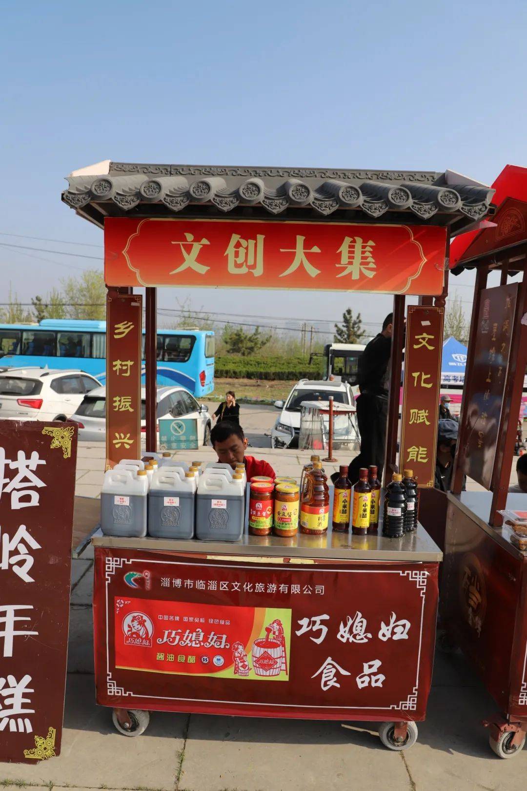 希望全区广大文艺工作者,坚持以人民为中心的创作导向,编排出形式多样