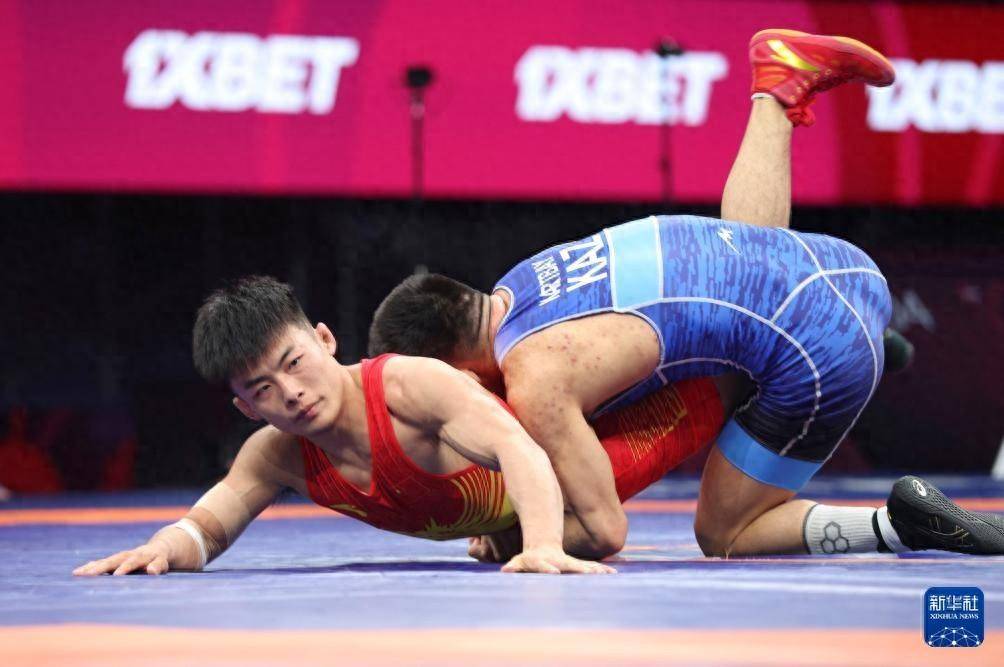 摔跤57公斤级铜牌争夺战中,中国选手李威宇2比7不敌哈萨克斯坦选手