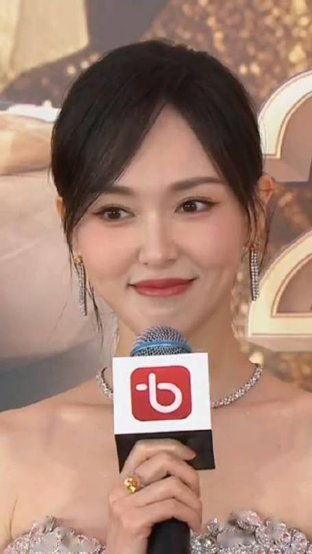 40岁唐嫣最新生图引热议苹果肌抢镜年龄感重网友感叹老了