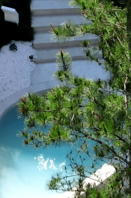 99:文成县铜铃山镇石垟林场天鹅堡小镇沿着蜿蜒的山路,穿过绿林环绕