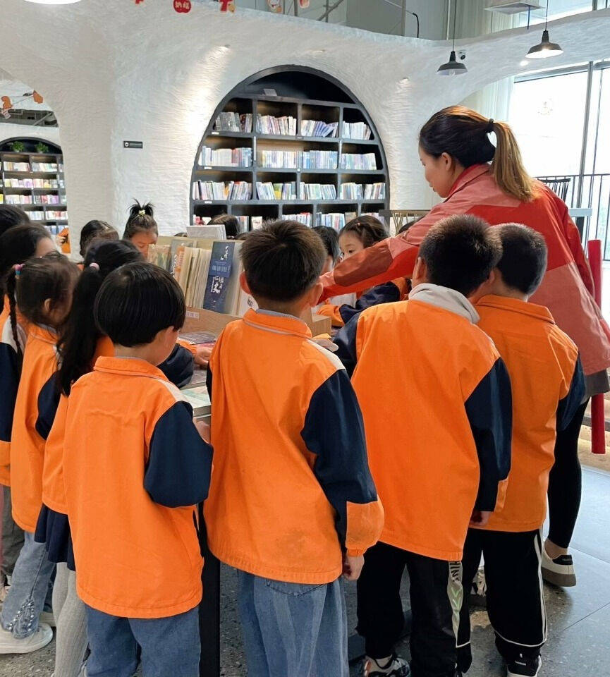 【主题活动】"走进图书馆" 童年有书 未来有梦