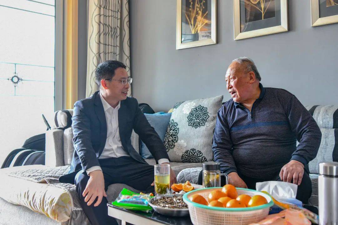 区委副书记,区长罗成,区领导陈川,蔡鹏参加看望.