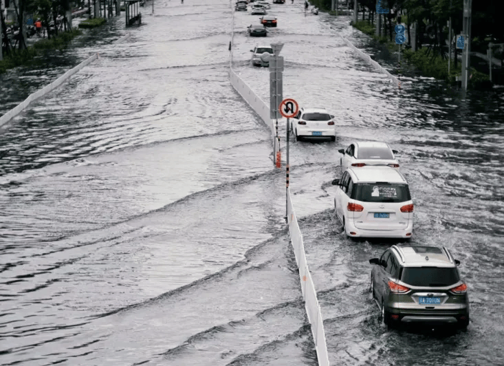 秋汛期春季北方河源冰山或上游封冻冰盖融化为主产生的涨水期以及南方