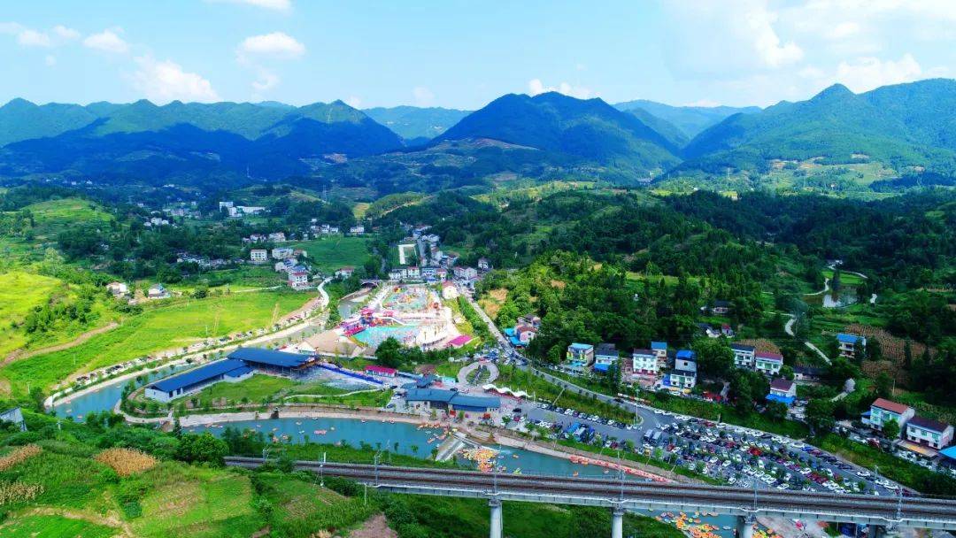 龙嬉谷景区位于渠县临巴镇,距离县城18公里,南大梁高速互通口2公里