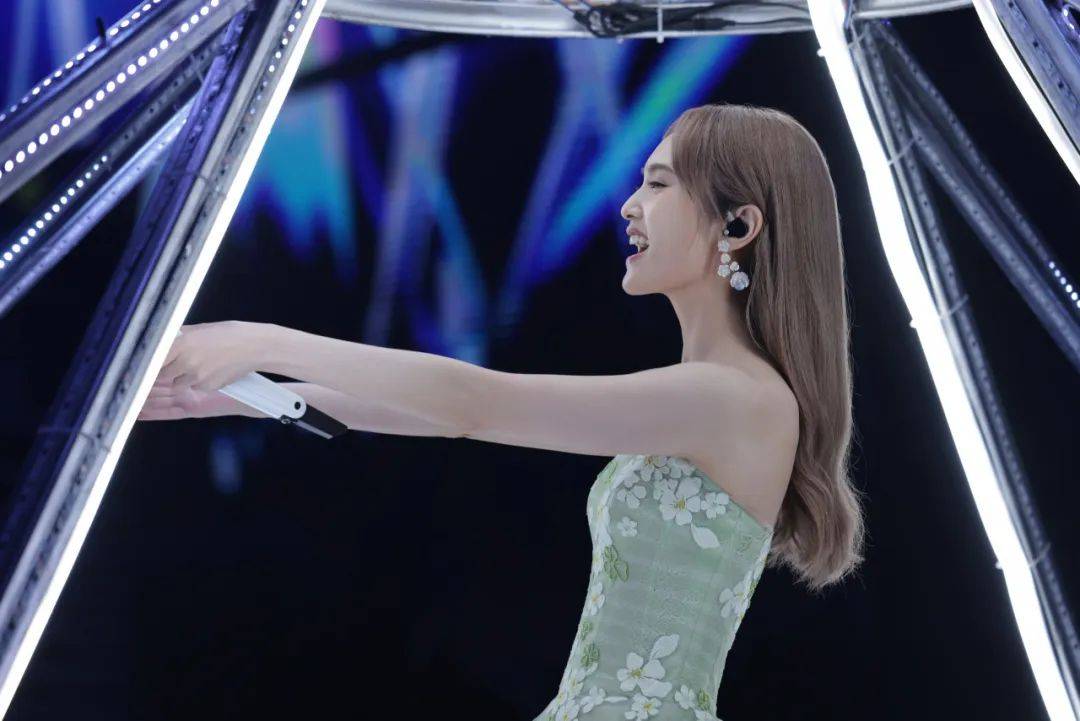 观众们手持荧光棒,挥舞着双手,为杨丞琳的登场欢呼尖叫.