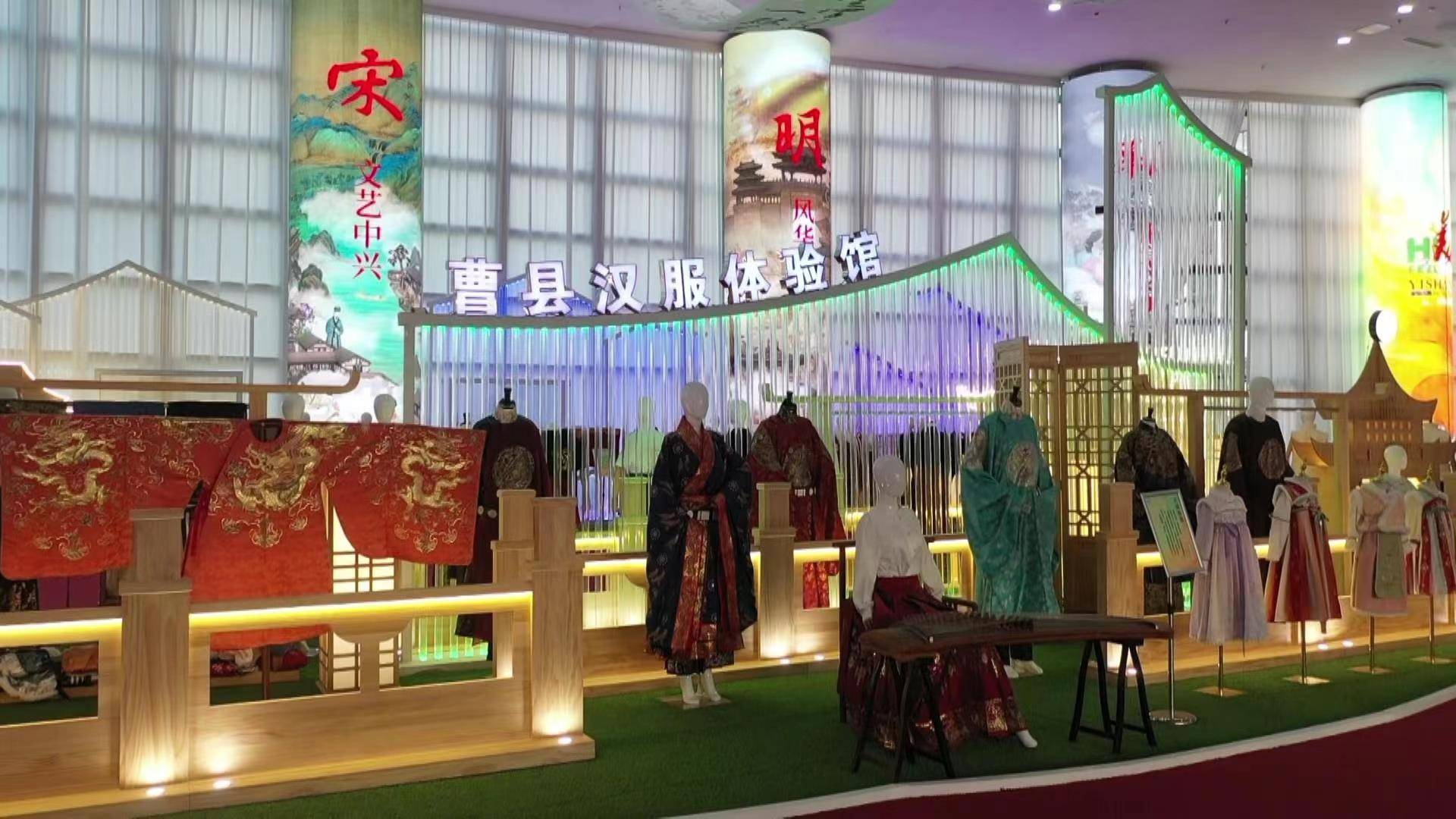 在曹县,目前汉服已形成集原创研发,设计制作,版权保护,裁剪打版,绣花