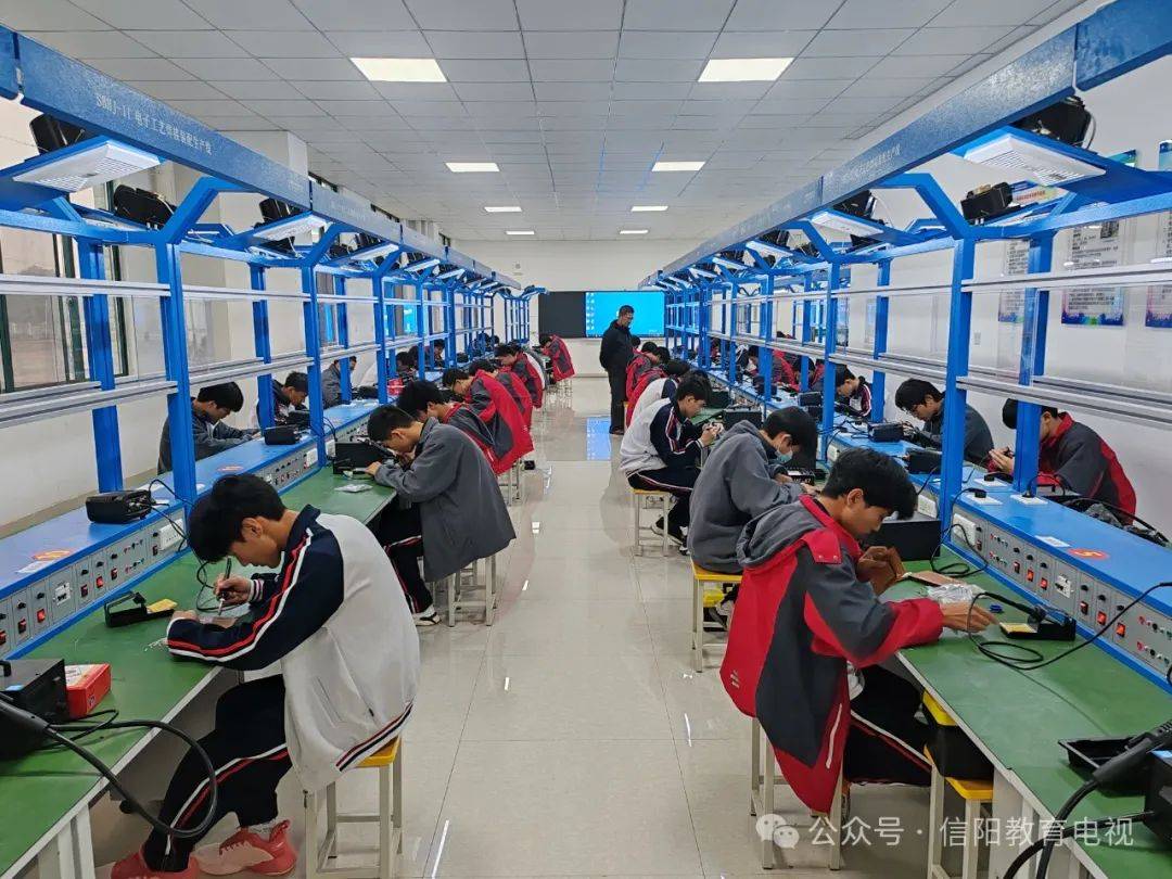 职业教育起高锋奋勇争先创品牌罗山县中等职业学校党总支书记校长魏俊