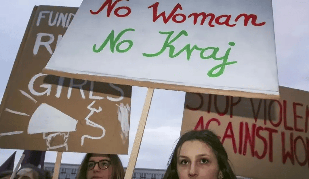 者不满将产后抑郁归结为生理病变，并强调一切都是父权制社会压迫的锅。产后抑郁问题 终究躲不过女权主义的