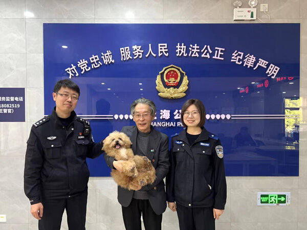 好聪明的狗狗！走失两年后自己跑进派出所“报警”，最终……
