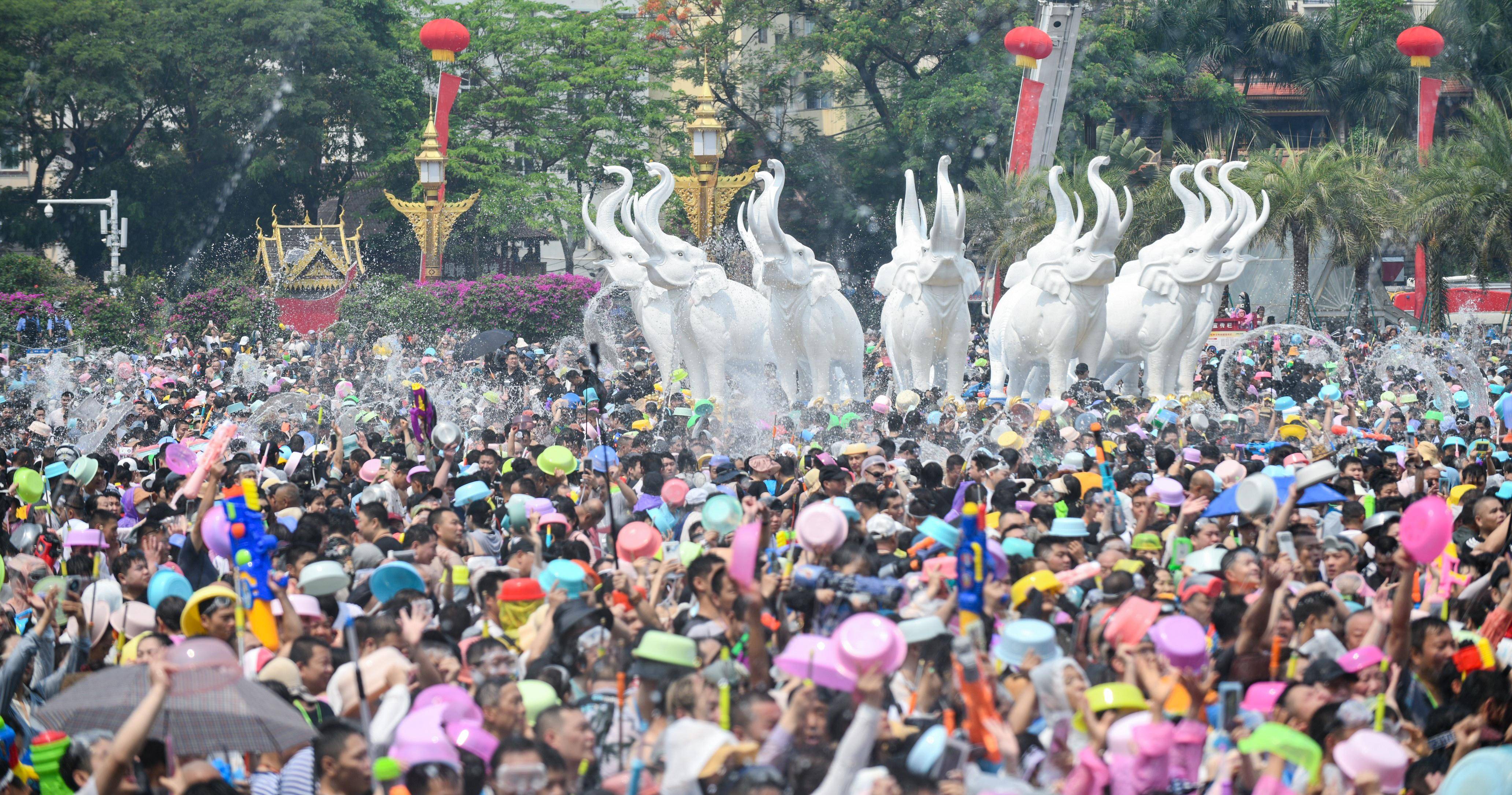 西双版纳泼水节游街图片