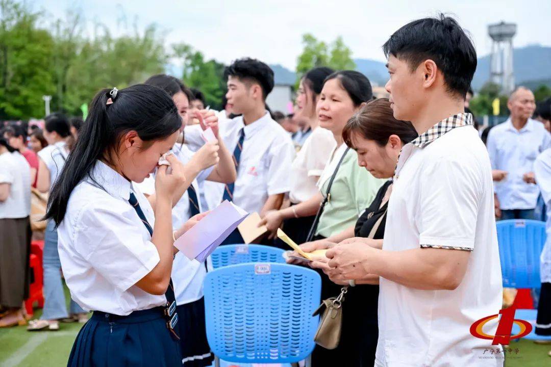 广宁第一中学举行2024届高三成人礼暨千人诵读宪法活动