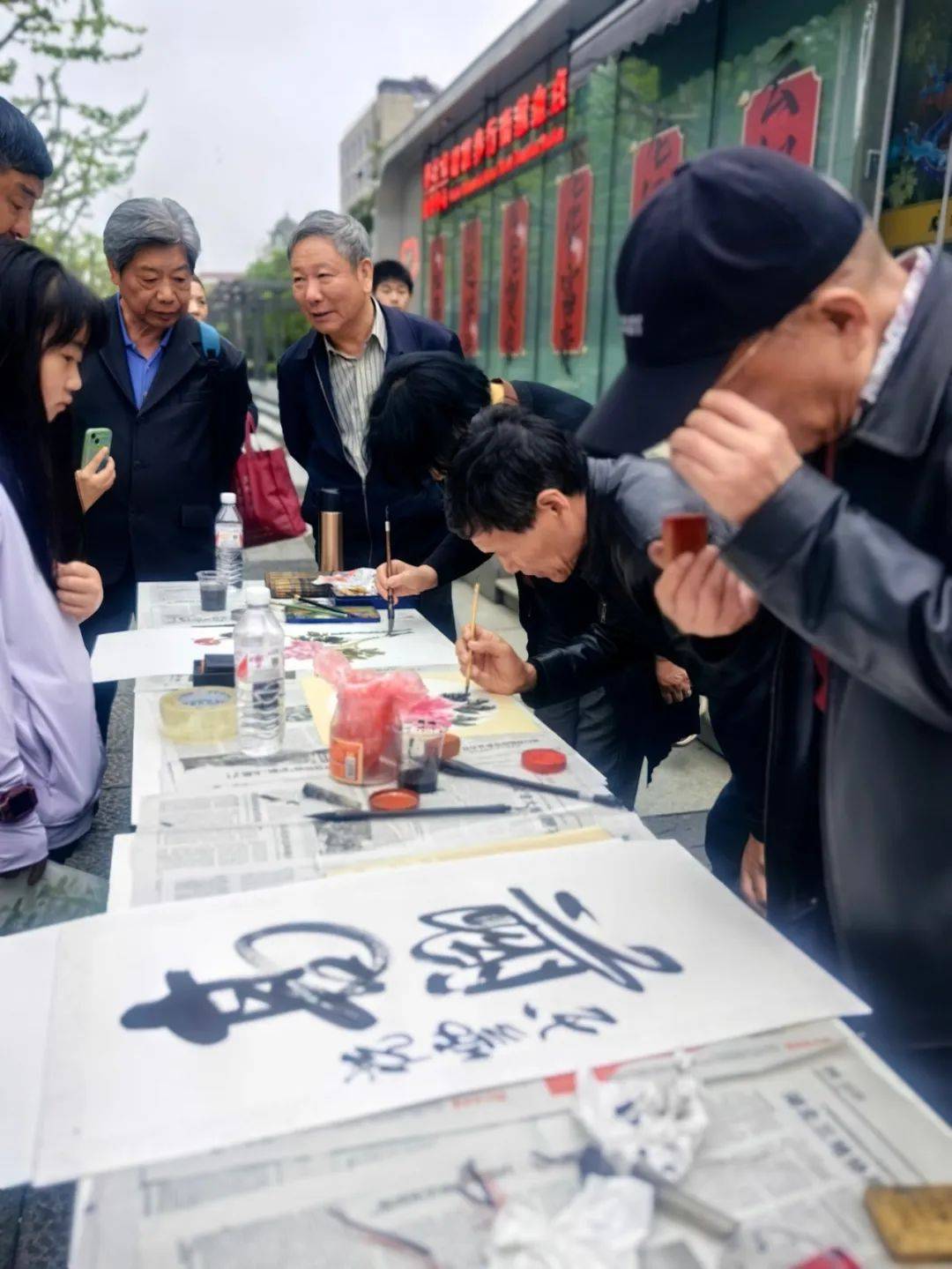 用大笔书写人生用脚步丈量世界地书体验亲子晨跑